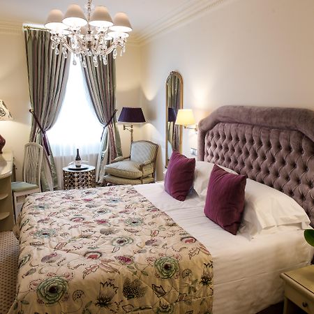 Narutis Hotel - Small Luxury Hotels Of The World วิลนีอุส ภายนอก รูปภาพ A bedroom at the hotel