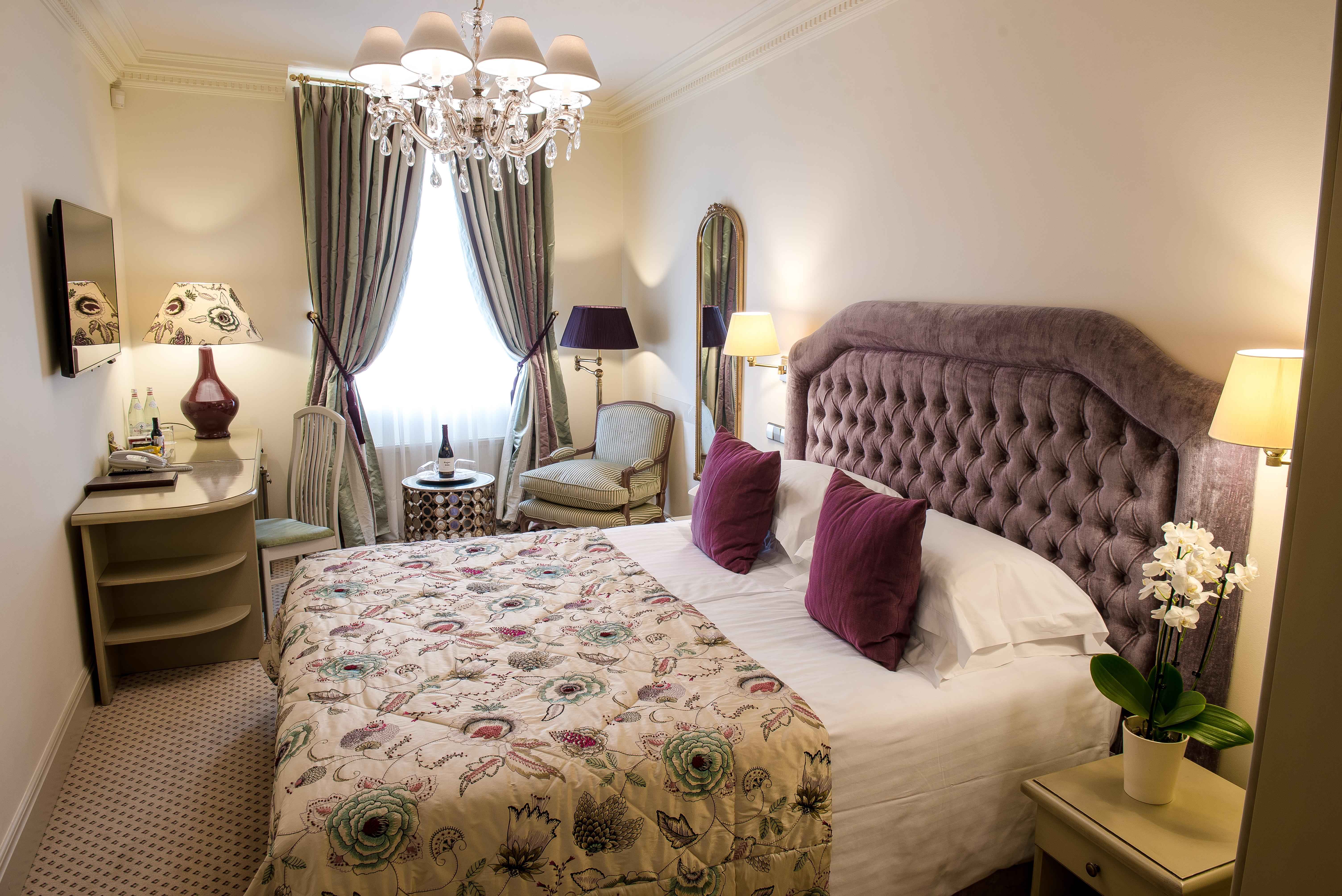 Narutis Hotel - Small Luxury Hotels Of The World วิลนีอุส ภายนอก รูปภาพ A bedroom at the hotel