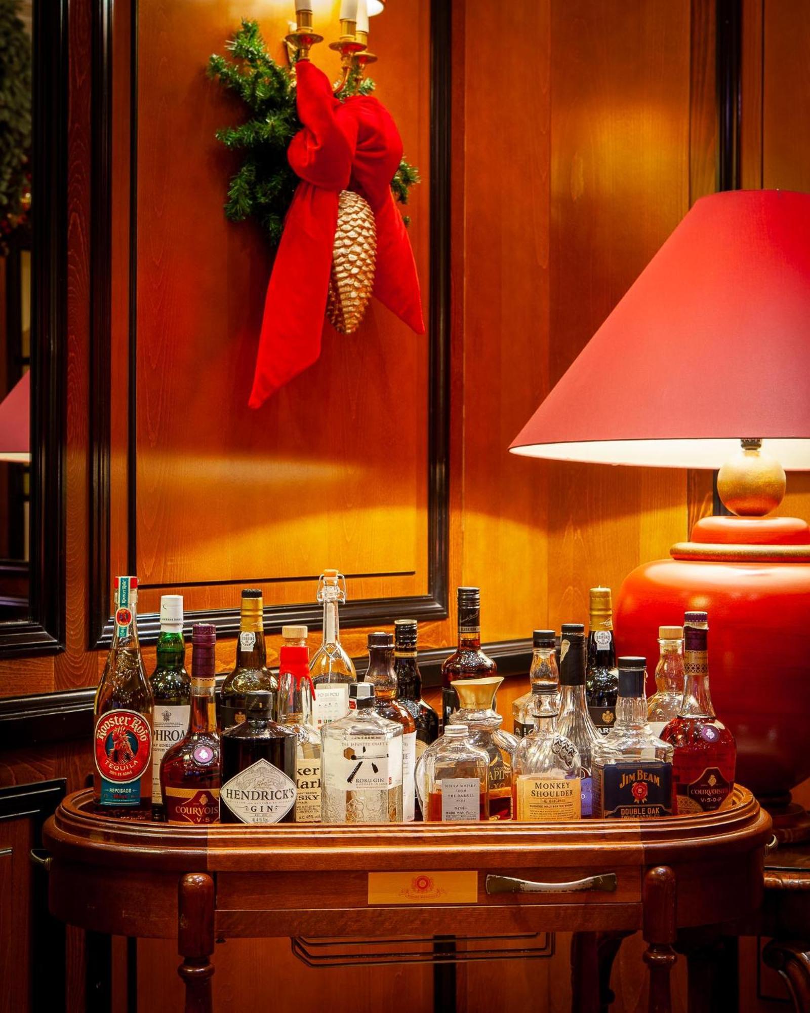 Narutis Hotel - Small Luxury Hotels Of The World วิลนีอุส ภายนอก รูปภาพ A selection of liqueurs