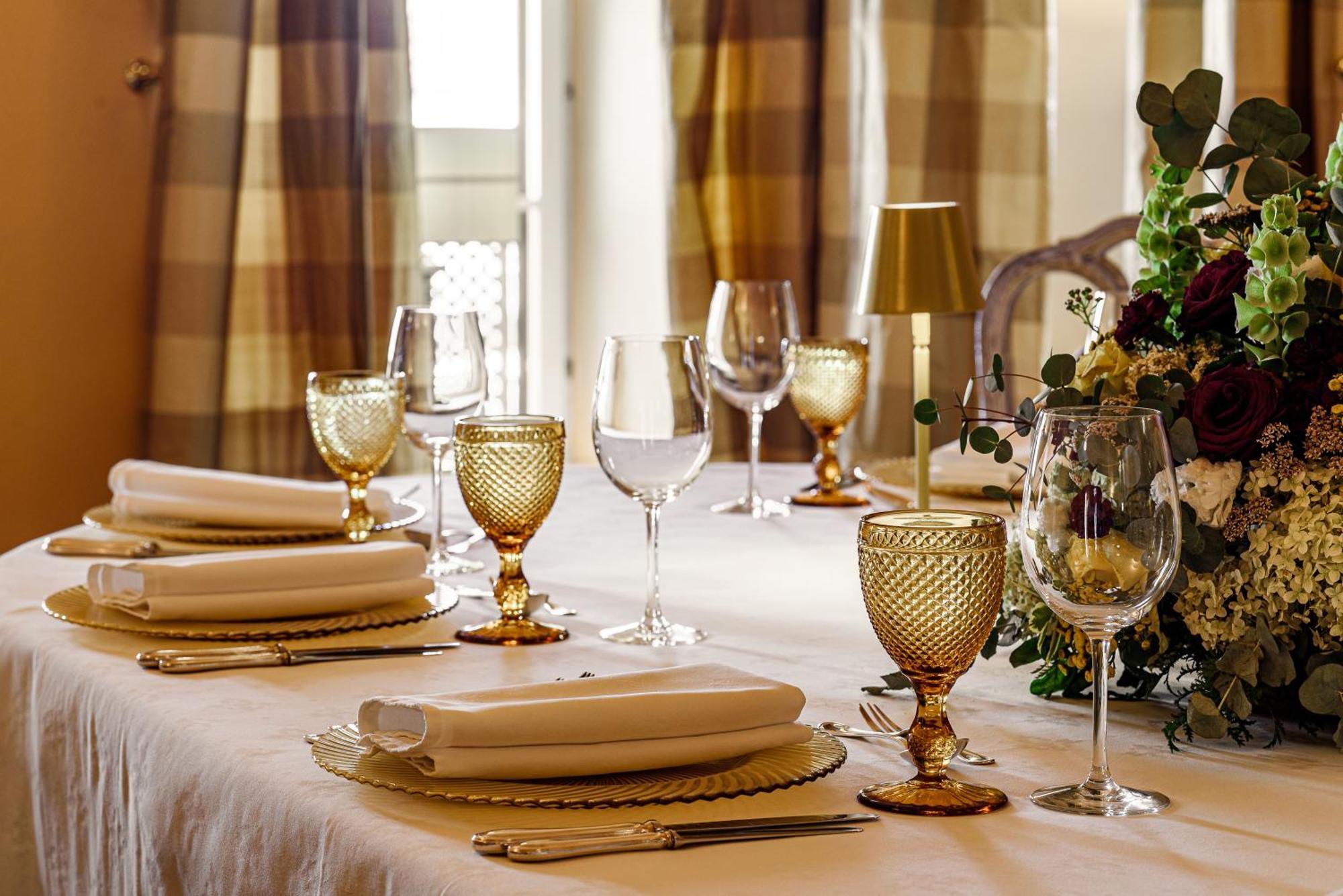 Narutis Hotel - Small Luxury Hotels Of The World วิลนีอุส ภายนอก รูปภาพ A table set for a formal dinner