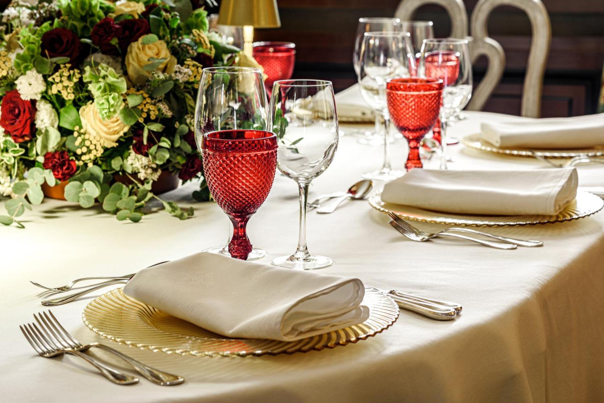 Narutis Hotel - Small Luxury Hotels Of The World วิลนีอุส ภายนอก รูปภาพ A table set for a formal dinner