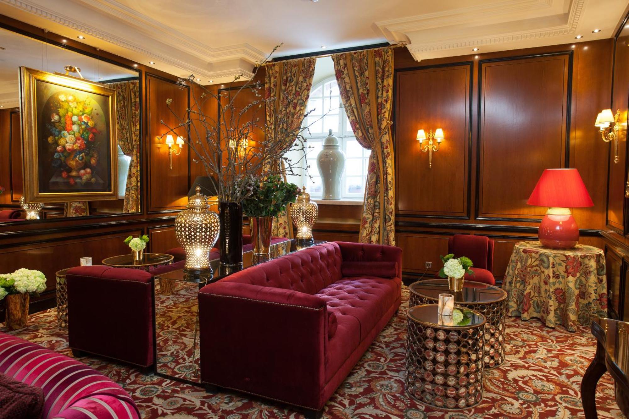 Narutis Hotel - Small Luxury Hotels Of The World วิลนีอุส ภายนอก รูปภาพ The hotel's lobby