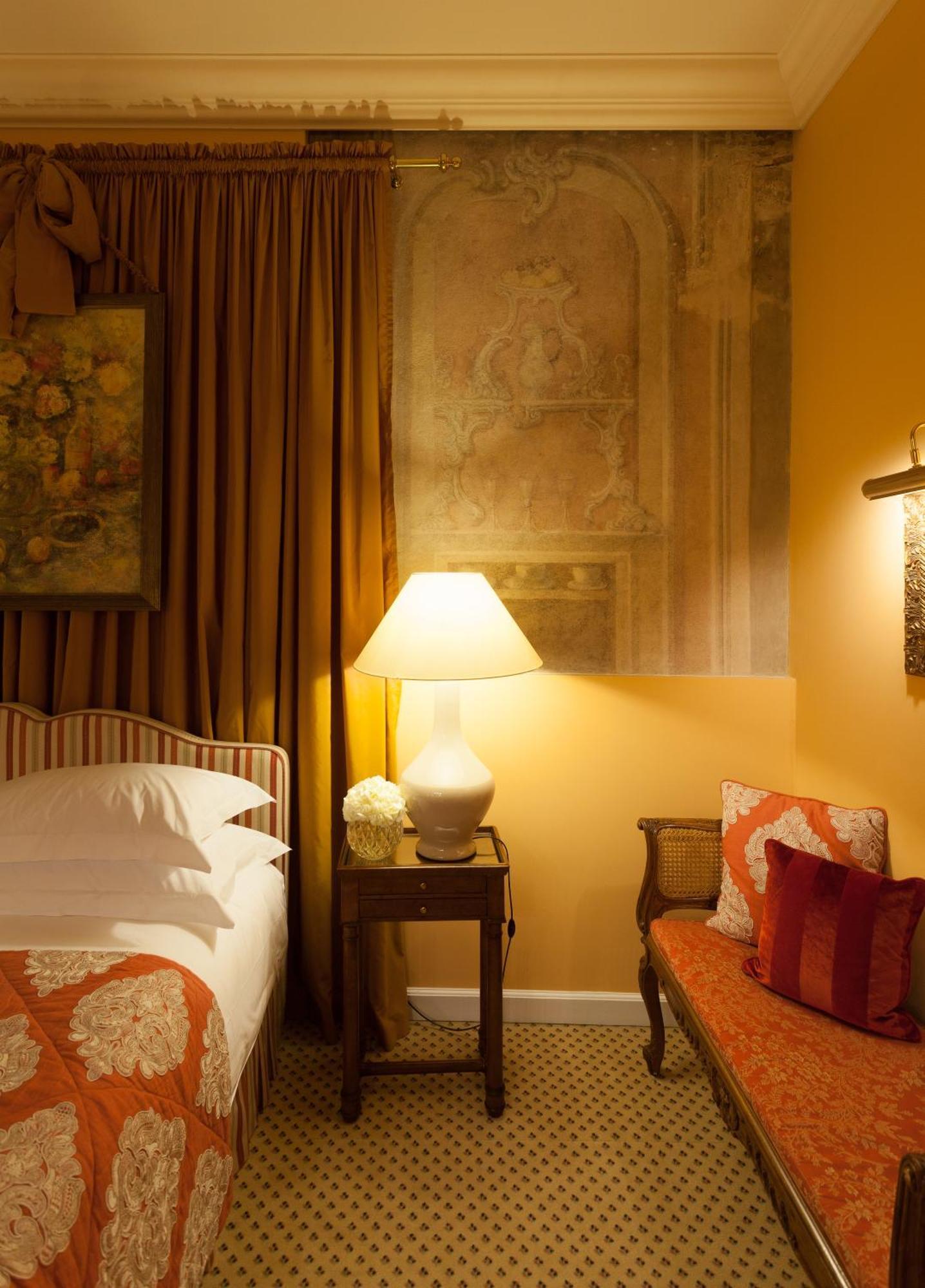Narutis Hotel - Small Luxury Hotels Of The World วิลนีอุส ห้อง รูปภาพ A room at the hotel