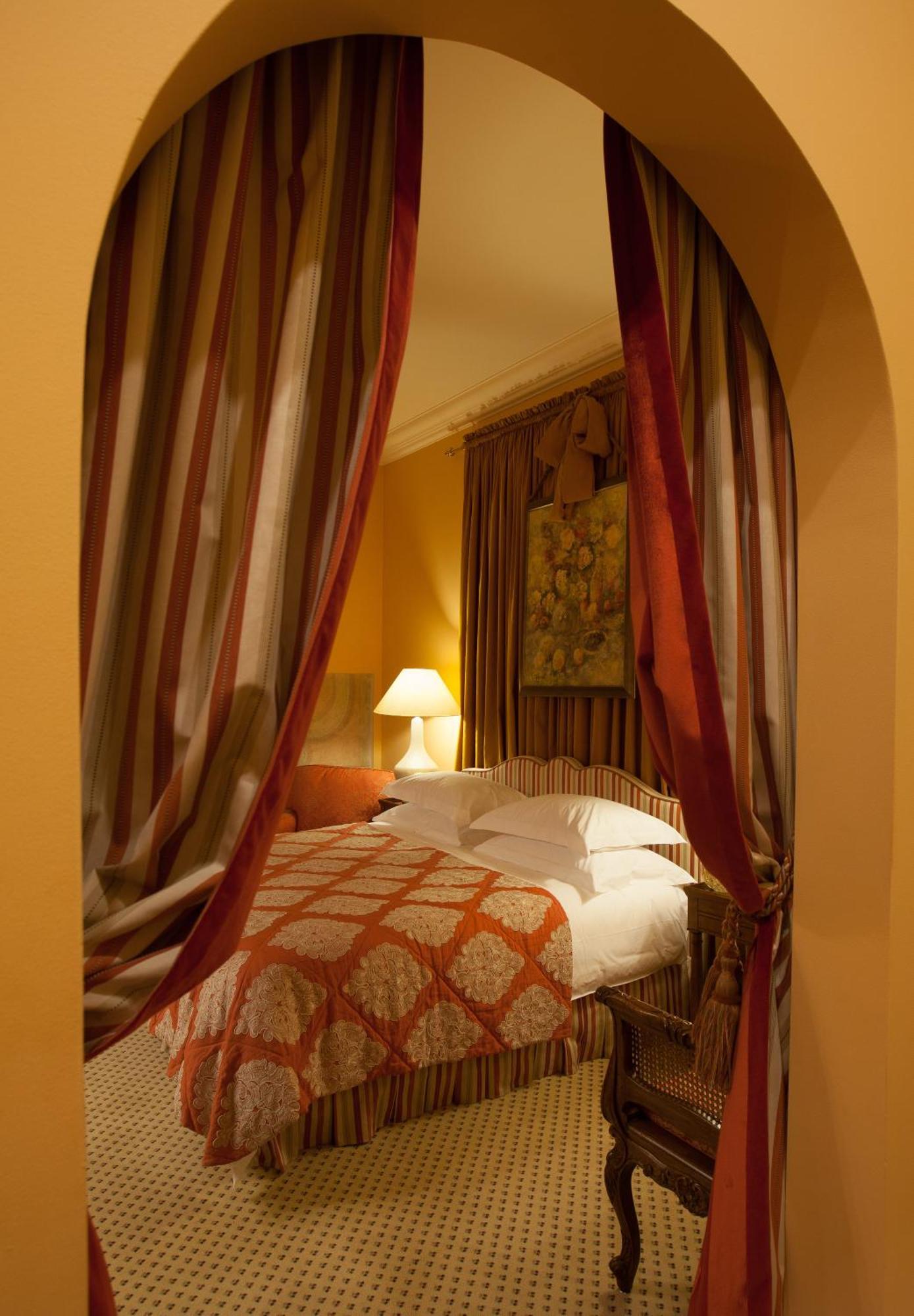 Narutis Hotel - Small Luxury Hotels Of The World วิลนีอุส ห้อง รูปภาพ A bed with a canopy