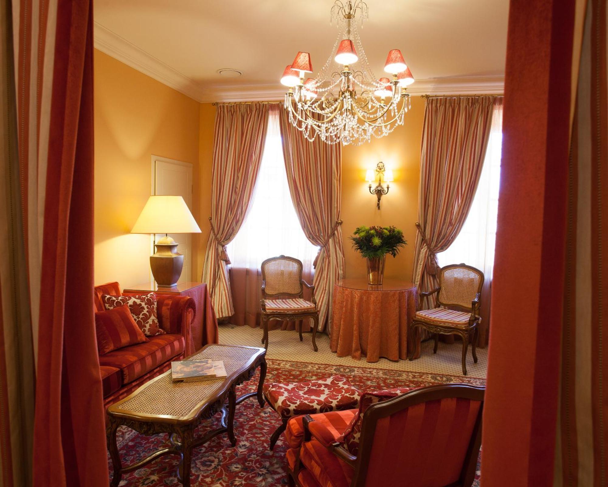 Narutis Hotel - Small Luxury Hotels Of The World วิลนีอุส ห้อง รูปภาพ A room at the hotel