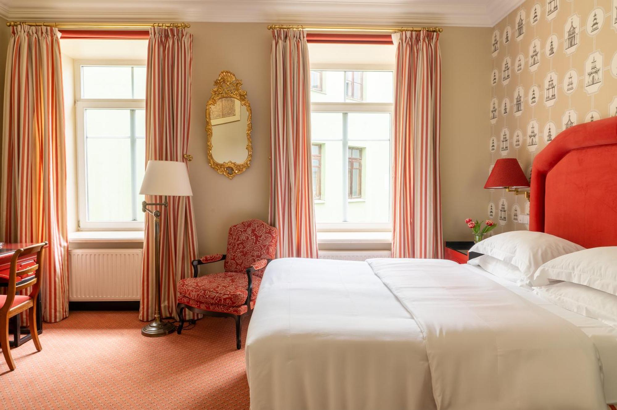 Narutis Hotel - Small Luxury Hotels Of The World วิลนีอุส ภายนอก รูปภาพ A room at Hotel Axelmannstein