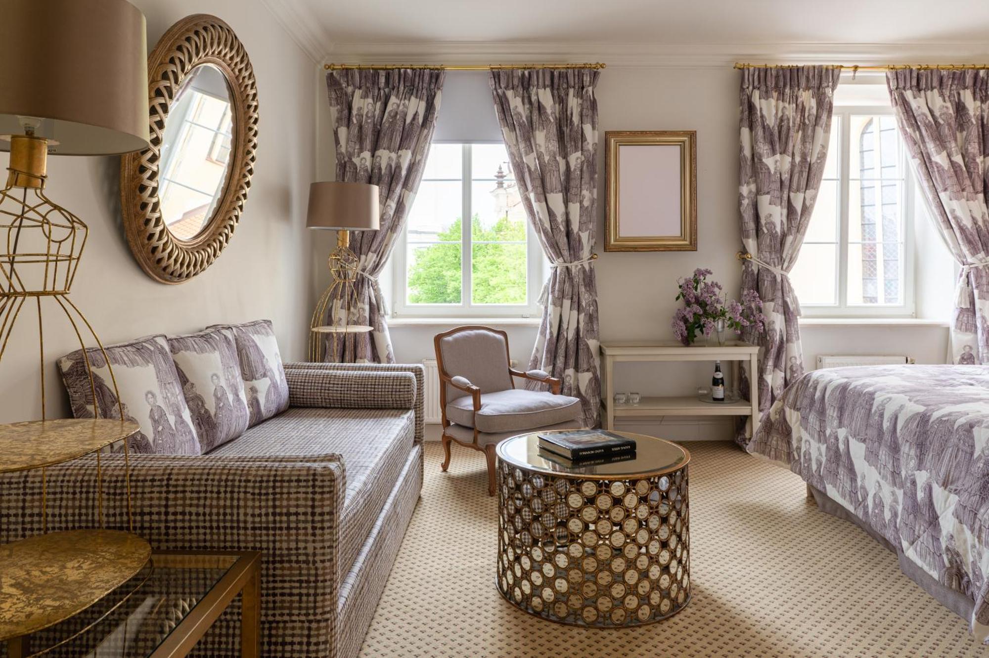 Narutis Hotel - Small Luxury Hotels Of The World วิลนีอุส ภายนอก รูปภาพ A suite at the hotel