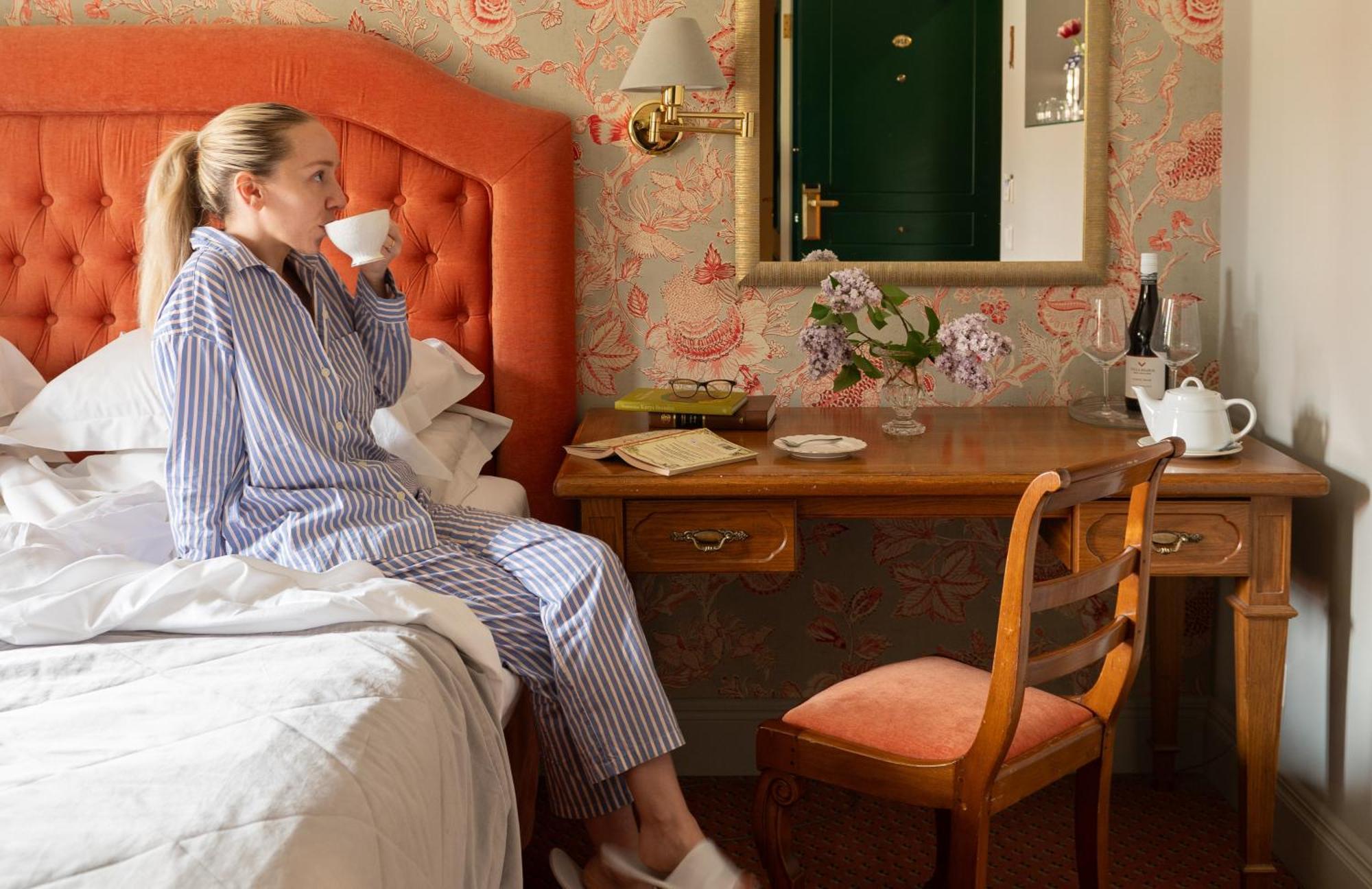 Narutis Hotel - Small Luxury Hotels Of The World วิลนีอุส ภายนอก รูปภาพ A woman wearing pajamas