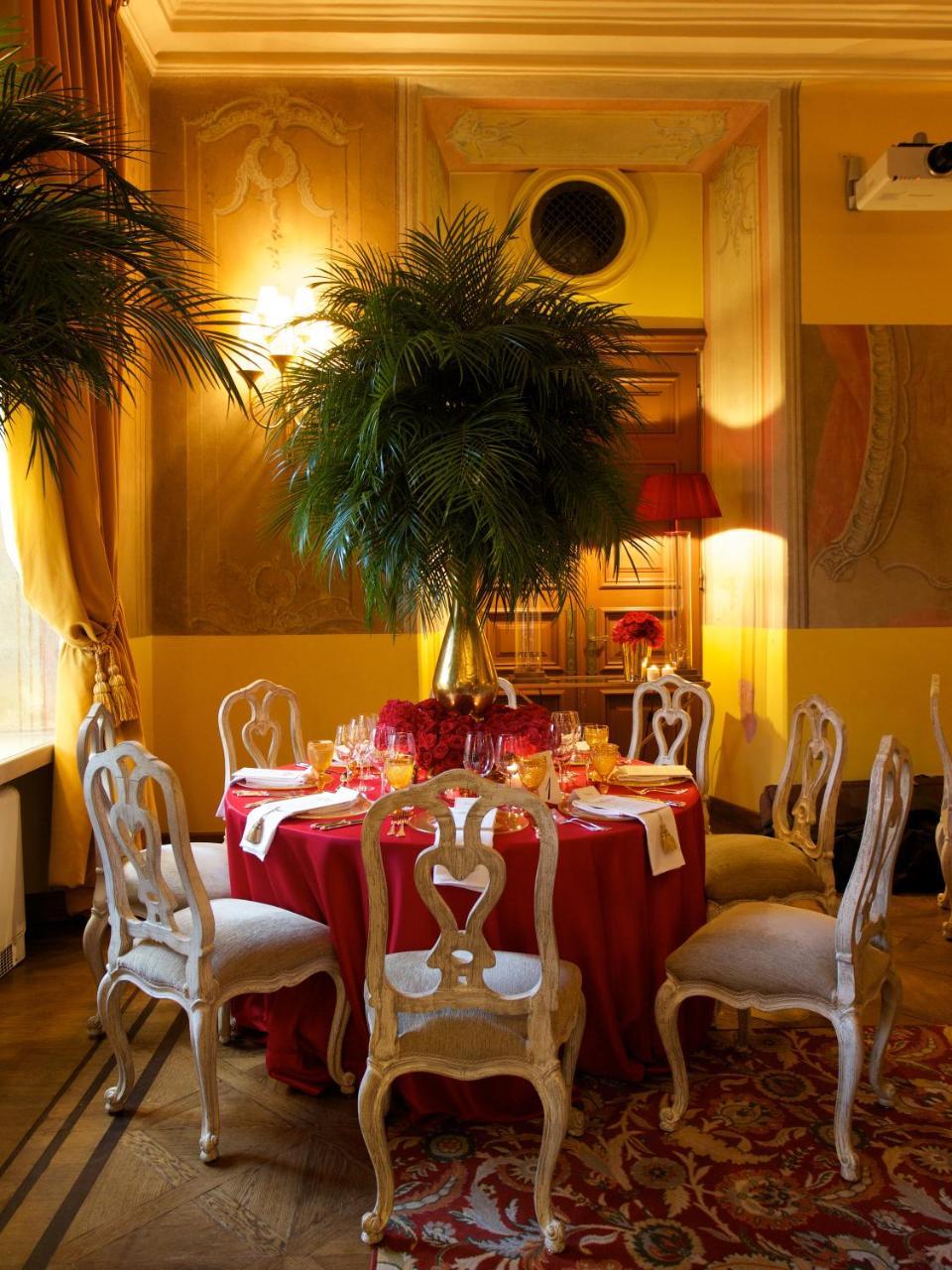 Narutis Hotel - Small Luxury Hotels Of The World วิลนีอุส ภายนอก รูปภาพ A table set for a meal