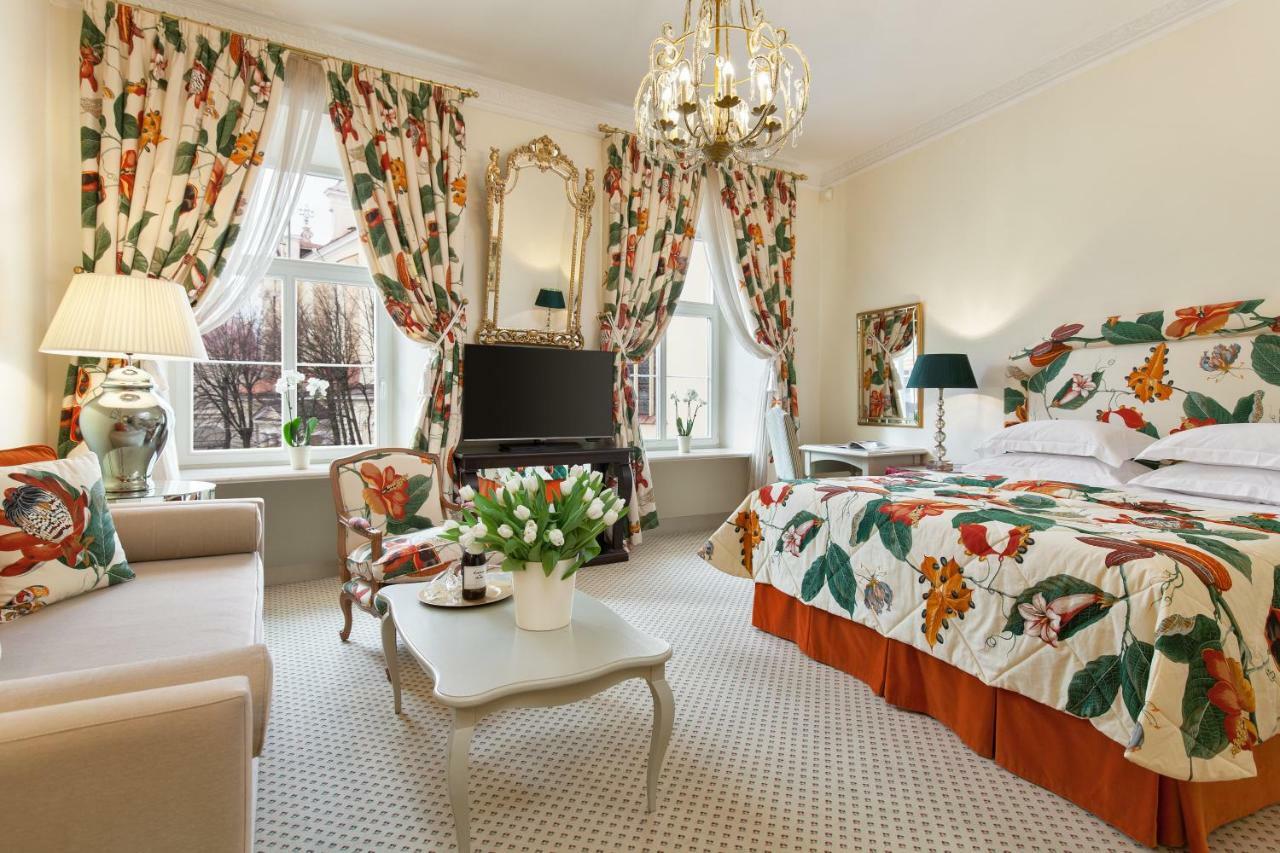 Narutis Hotel - Small Luxury Hotels Of The World วิลนีอุส ภายนอก รูปภาพ A suite at the hotel